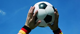 Hände halten einen Fußball © Foto: Caspar Benson © Getty Images Startschuss