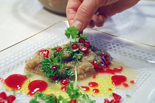 Mix the pomegranate syrup (or alternatively some raspberry marmalade) with the salt and other ingredients into a creamy mass. Stir in 3 tbsp pomegranate seeds and the parsley.