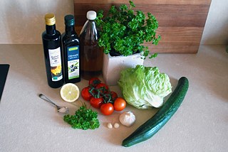 Fatoush, arabischer Salat:  Zutaten für 4 Personen: 3 Tomaten, 1 Gurke, 1 Eisbergsalat, 2 Knoblauchzehen, 2-3 Blätter Minze (oder Gewürz mit Minze), ein paar Stängel Petersilie, 4 EL Essig, 3 EL Olivenöl, Saft von einer ½ Zitrone, ½ TL Salz, Fladenbrot