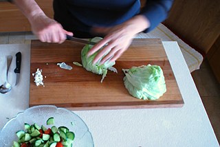 Den Salat waschen, in Streifen schneiden und zu den anderen Zutaten in eine Schüssel geben.