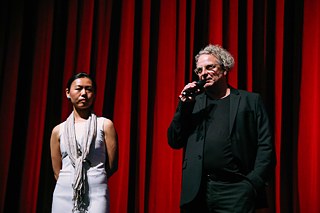 Einführung von Rolf Krieg (links), Leitung Gastspiele an der Volksbühne Berlin, Yu Xiao (rechts), Beauftragte für Programmarbeit des Goethe-Instituts China