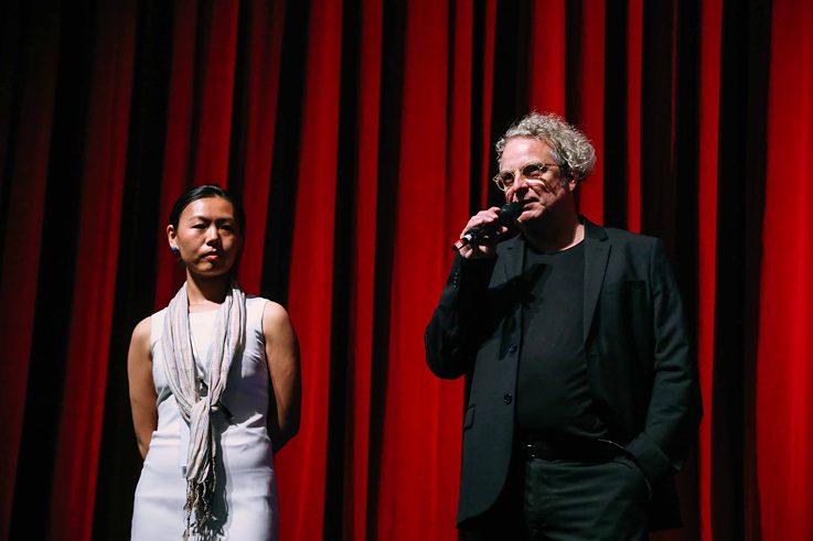 巡演总监罗尔夫·克里格（左）为演出做导赏，于潇（右），歌德学院（中国）文化项目负责人