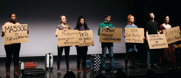 Sieben Jugendliche aus Berlin bei der Aufführung von "Auf den Weg und weg!"