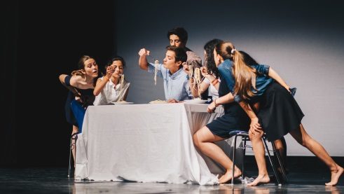 Otto ragazzi di terza media della Scuola D. Fernando II, Portogallo, rappresentano “Die anderen und ich”