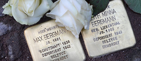 Камені спотикання - це вставлені у бруківку малі пам'ятні таблички, що нагадують про людей, вбитих у часи нацизму.