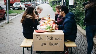 Il gruppo del laboratorio “Den Blick schärfen” invita i passanti a colazione