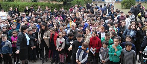 450 Zuschauerinnen und Zuschauer versammelten sich zur Präsentation des Begegnungsprojektes im Dorf Kakhati vor der Schule.