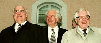 Helmut Kohl, Hilmar Hoffmann en Bernhard Vogel, minister-president van Thüringen in 1996 in Weimar bij de opening van het eerste Goethe-Institut in de nieuwe bondsstaten. | Foto: Ralf Hirschberger/picture-alliance