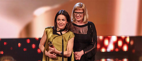 Produzentin Bettina Brokemper (r) und Regisseurin Nicolette Krebitz bei der Lola-Verleihung 2017 