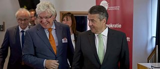 Oliver Scheytt, Präsident der Kulturpolitischen Gesellschaft, mit Bundesaußenminister Sigmar Gabriel, der für eine zweite Aufklärung plädierte
