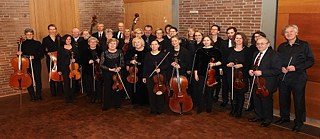 Das Orchester mit dem Dirigent