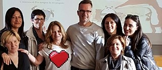 Quelques institutrices de l’école primaire Pietro Mancini avec Ulrick Hub (Marisa Madera est à côté de l’écrivain, à sa droite)