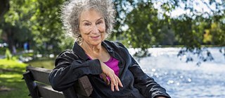 Wache Beobachterin. Margaret Atwood setzt sich in ihren Romanen häufig mit Umwelt- und Geschlechterthemen auseinander.
