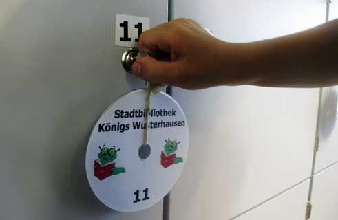 Der Schließfachschlüssel mit CD-Anhänger in der Stadtbibliothek Königs Wusterhausen.