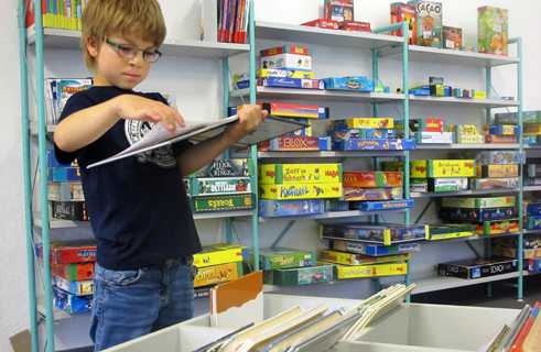 Wühlboxen in der Stadtbibliothek Königs Wusterhausen