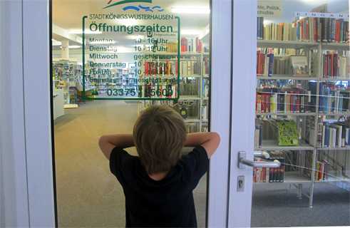 Lunes vor der Stadtbibliothek Königs Wusterhausen