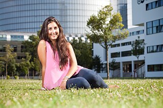 Almudena lebt in Barcelona, wo sie BWL studiert. 