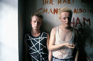 Punks in einem besetzten Haus im Prenzlauer Berg, Ost-Berlin, 1982.