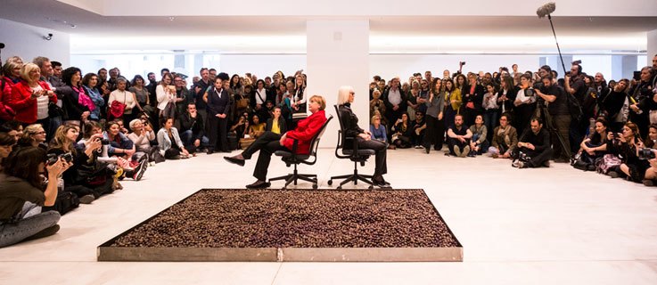 "Payment of greek debt to germany with olives and art" (Rückzahlung der griechischen Schulden an Deutschland mit Oliven und Kunst) von Marta Minujín (Argentinien). Performance im Nationalen Museum für Zeitgenössiche Kunst (EMST), Athen, in dessen Ausstellung Videoaufzeichnungen und Fotografien der Aktion zu sehen sind. 