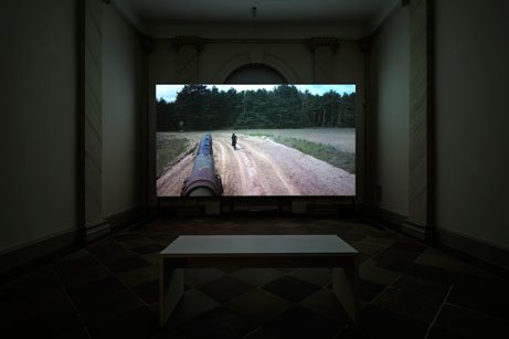 "La sombra" (Der Schatten), Video von Regina José Galindo (Guatemala) vorgeführt im Palais Bellevue, Kassel. 
