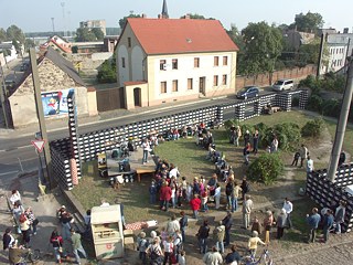 Die Anwohner beteiligten sich an dem Bau aus Getränkekisten.