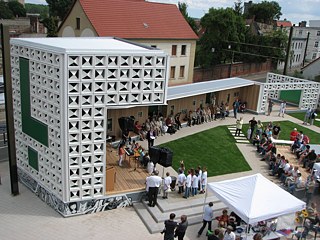 Der Zuspruch war so groß, dass man beschloss, an gleicher Stelle eine dauerhafte Open-air-Bücherei zu bauen.