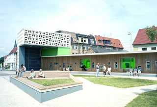 En raison du succès du projet, la ville a décidé de construire une bibliothèque permanente en plein air au même endroit.