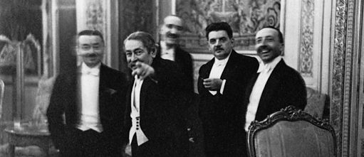 Erich Salomon. Aristide Briand weist auf Erich Salomon mit dem Ausruf "Ah! Le voilà! Le roi des indiscrets.". Paris, August 1931