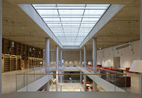 Η αρχιτεκτονική του χώρου είναι τέτοια, ώστε να αξιοποιείται το αττικό φως