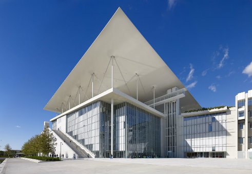 Πολλοί παρομοιάζουν το κεντρικό κτίριο με πλοίο, η πλώρη του οποίου κατευθύνεται στη θάλασσα 