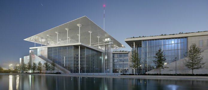 Το σύμπλεγμα των κτιρίων, η Εσπλανάδα και το τεχνητό κανάλι δημιουργούν έναν μοναδικό πολυχώρο που επιβάλλεται στον επισκέπτη