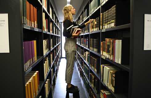 Cada facultad tiene su área propia dentro de la biblioteca. | 