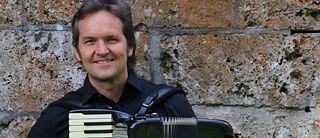 Andreas Nebl con acordeón 