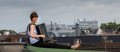 Eva Zöllner con acordeón