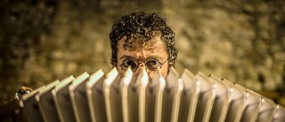 Simone Zanchini con acordeón