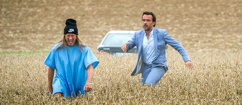 Lommbock, film still: two men are running in a corn field