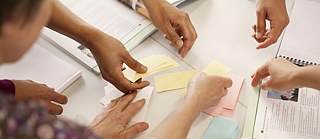 Hände greifen nach farbigen Klebezetteln &copy; © Goethe-Institut / Sonja Tobias Goethe-Institut Spracharbeit 