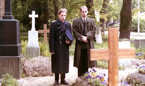 Einer trage des anderen Last... © DEFA-Stiftung, Norbert Kuhröber