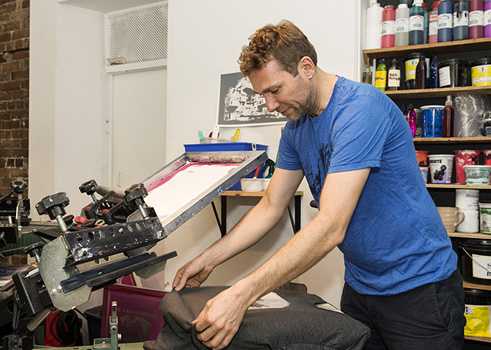 Jörn Schmidt at his screen printing machine
