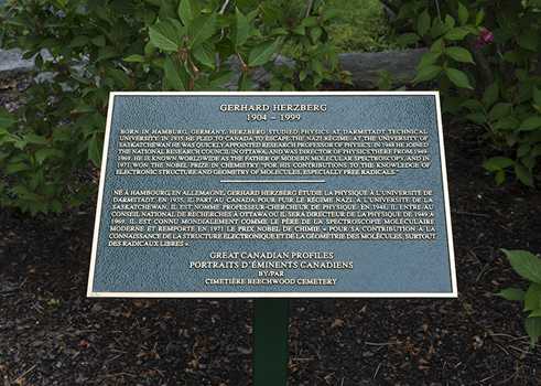 A memorial plaque for Gerhard Herzberg at the Beechwood cemetery