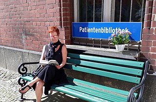好天氣時熱門的閱讀位置：病人圖書館前的長凳。