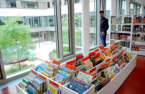 A Ghaith le gusta la tranquilidad de la biblioteca de Giesing.