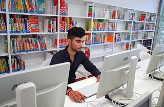 Ghaith todavía no utiliza mucho los computadores de la biblioteca. 