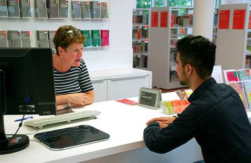 ¿Dudas? El personal de la biblioteca está para ayudar.