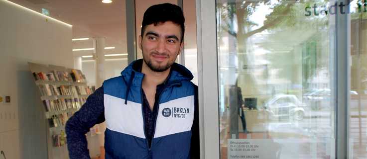 Ghaith frente a la biblioteca pública de Giesing, reabierta en 2016.