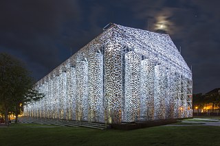 Marta Minujín, The Parthenon of Books, 2017, Stahl, Bücher, Kunststoffolie, Friedrichsplatz, Kassel, documenta 14, Foto: Roman März Stahl, Bücher, Kunststoffolie, Friedrichsplatz, Kassel, documenta 14, Foto: Roman März