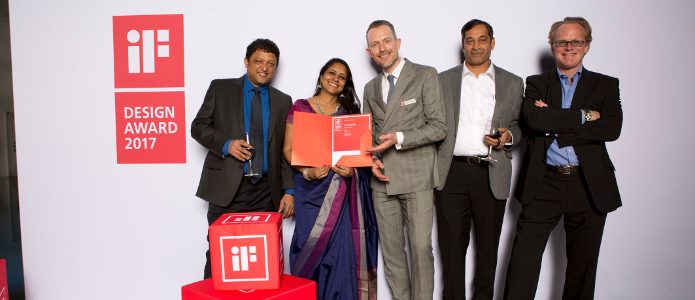 Das Tata Elxsi-Team mit Client Reshmi, CR von Kochi Metro, und Frank Zierenberg (iF Design Awards) in München während der Preisverleihung