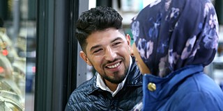 Hatice Tufan et Cem Sen, devant une bijouterie de la Weseler Straße, à l'angle de la Grillostraße