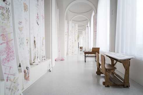 Pélagie Gbaguidi, The Missing Link. Dicolonisation Education by Mrs Smiling Stone, 2017, verschiedene Materialien, Installationsansicht, Neue Galerie, Kassel, documenta 14, Foto: Mathias Völzke