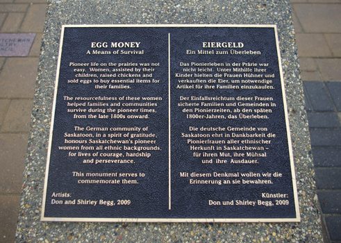 Tafel zur „Egg Money Sculpture“ in Saskatoon 